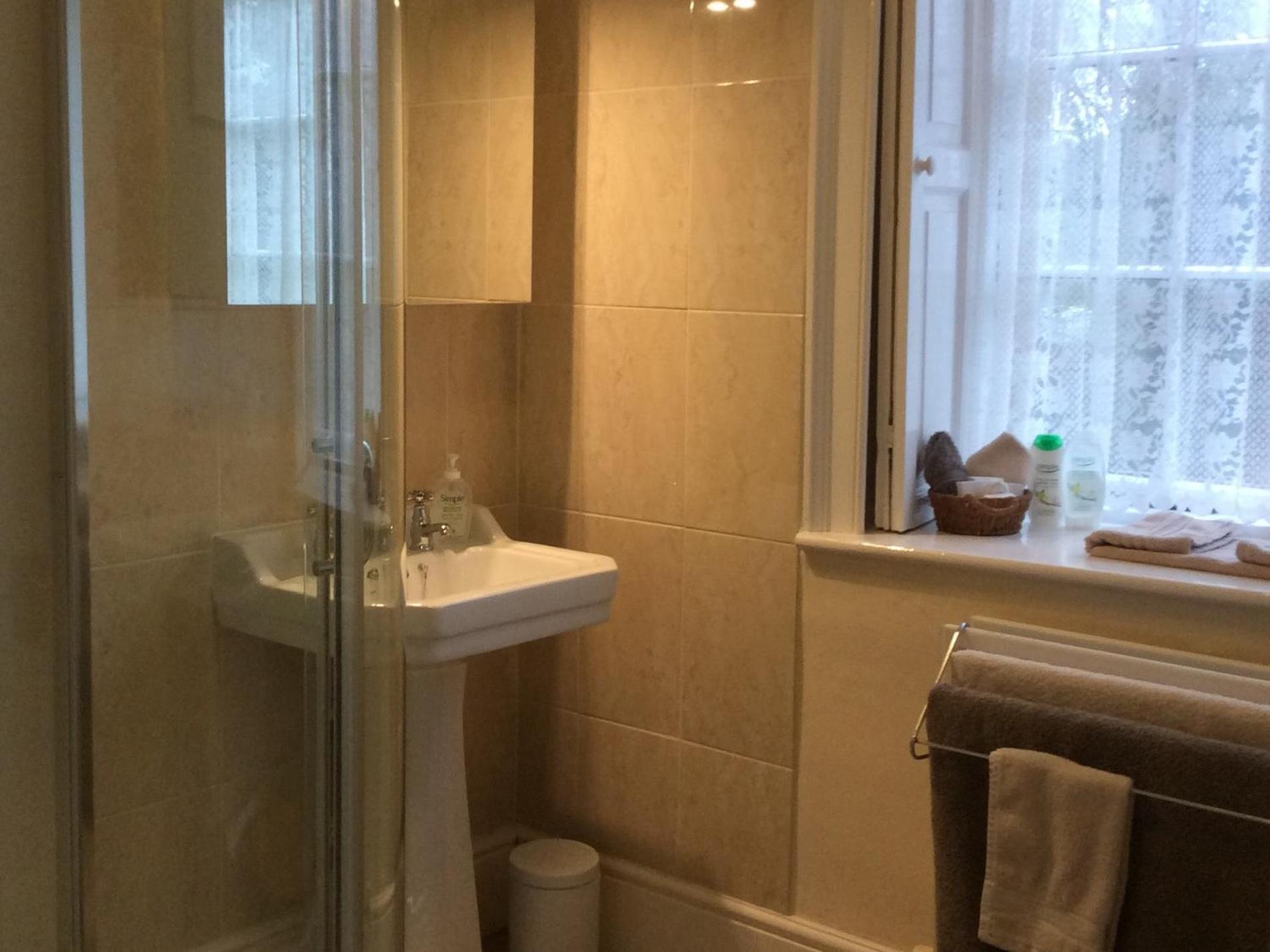 Marshwood Farm B&B And Shepherds Hut Dinton  Quarto foto